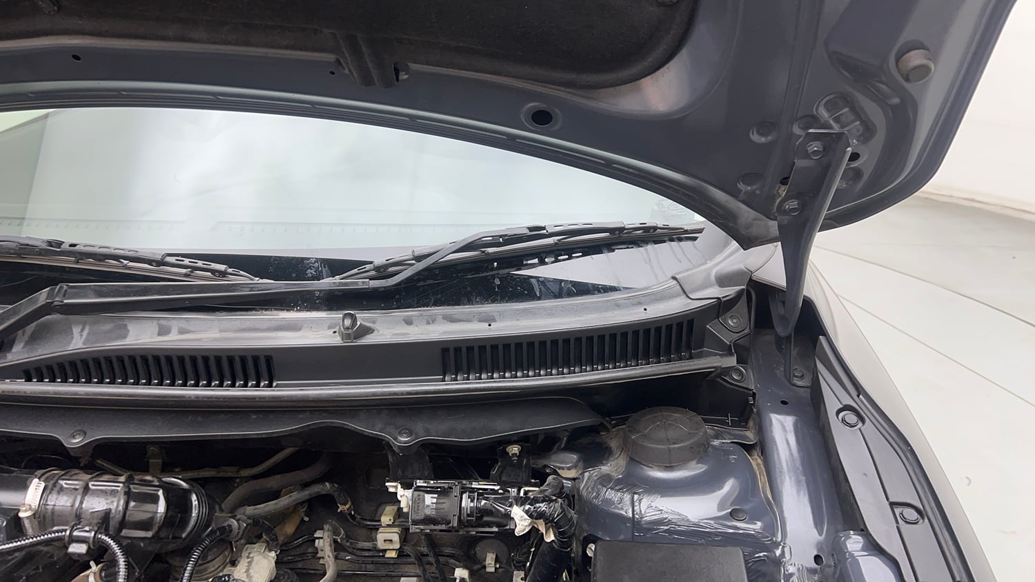 Used 2023 Maruti Suzuki Baleno Sigma MT Petrol Manual engine ENGINE LEFT SIDE HINGE & APRON VIEW