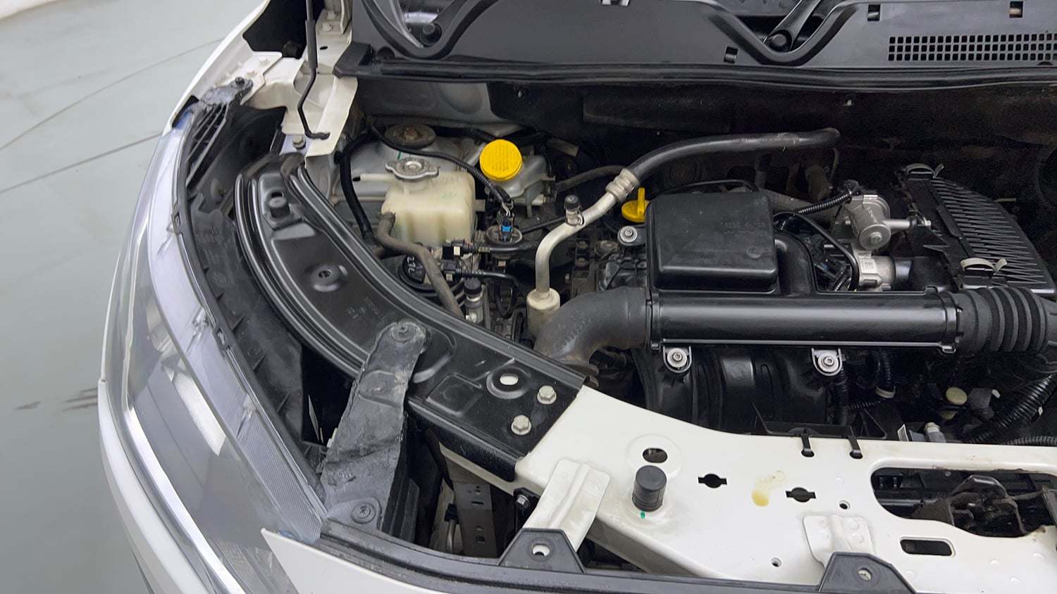 Used 2022 Nissan Magnite XE Petrol Manual engine ENGINE RIGHT SIDE VIEW