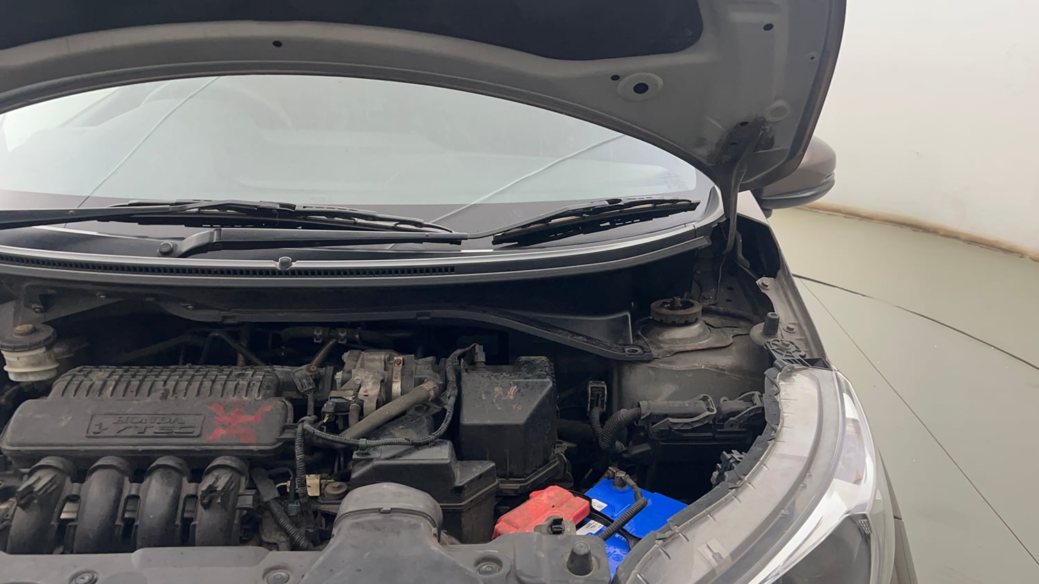 Used 2017 Honda BR-V V CVT Petrol Petrol Automatic engine ENGINE LEFT SIDE HINGE & APRON VIEW