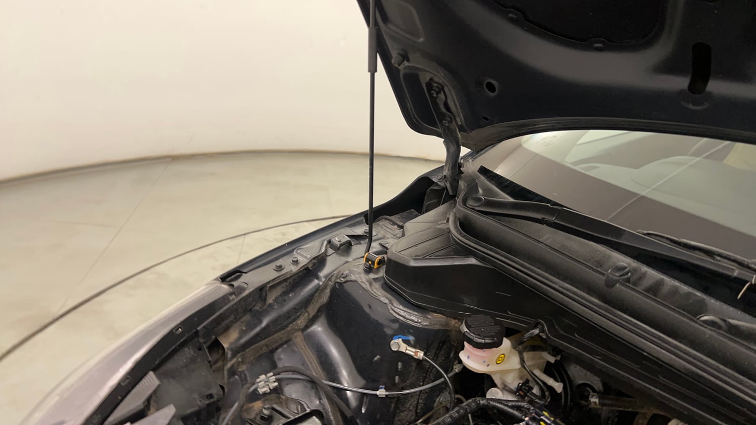 Used 2023 Hyundai i20 Sportz 1.2 IVT Petrol Automatic engine ENGINE RIGHT SIDE HINGE & APRON VIEW