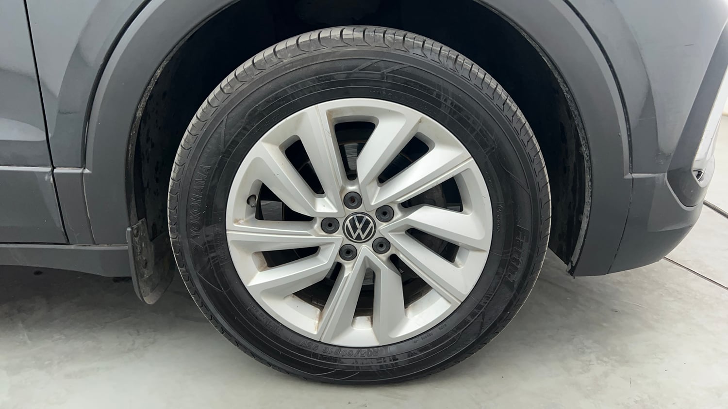 Used 2022 Volkswagen Taigun Highline 1.0 TSI AT Petrol Automatic tyres RIGHT FRONT TYRE RIM VIEW