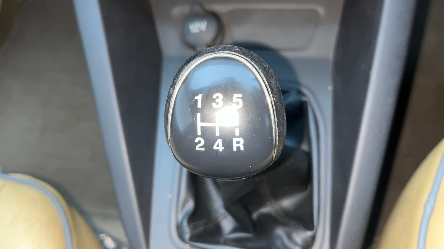 Used 2017 Ford Figo Aspire Titanium 1.2 Ti-VCT Petrol Manual interior GEAR  KNOB VIEW