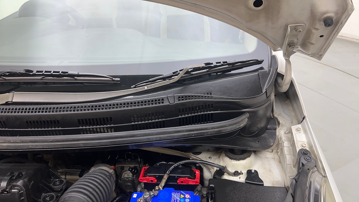Used 2017 Hyundai Xcent S 1.1 CRDi Diesel Manual engine ENGINE LEFT SIDE HINGE & APRON VIEW