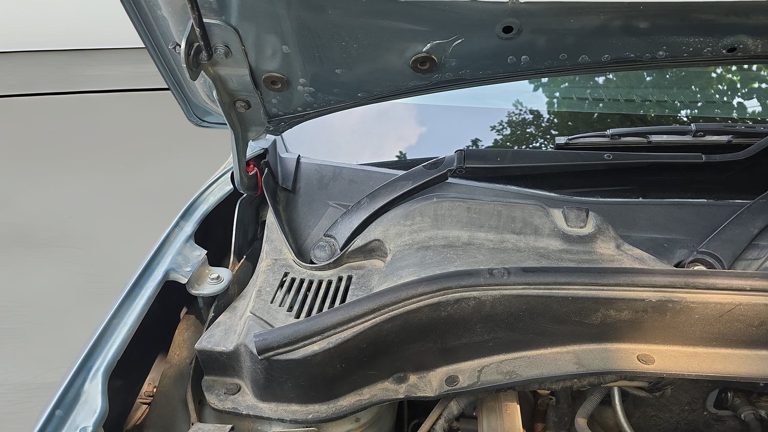 Used 2023 Tata Punch Accomplished MT Petrol Manual engine ENGINE RIGHT SIDE HINGE & APRON VIEW