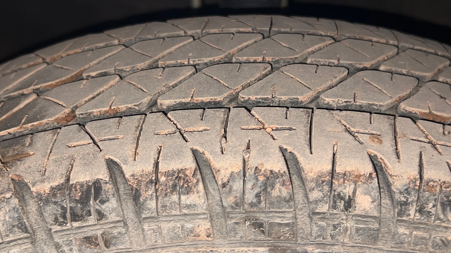 Used 2014 Maruti Suzuki Swift Dzire VXI Petrol Manual tyres RIGHT FRONT TYRE TREAD VIEW