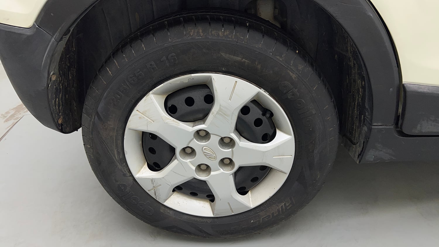 Used 2019 Mahindra XUV 300 1.2 W6 Petrol Manual tyres RIGHT REAR TYRE RIM VIEW