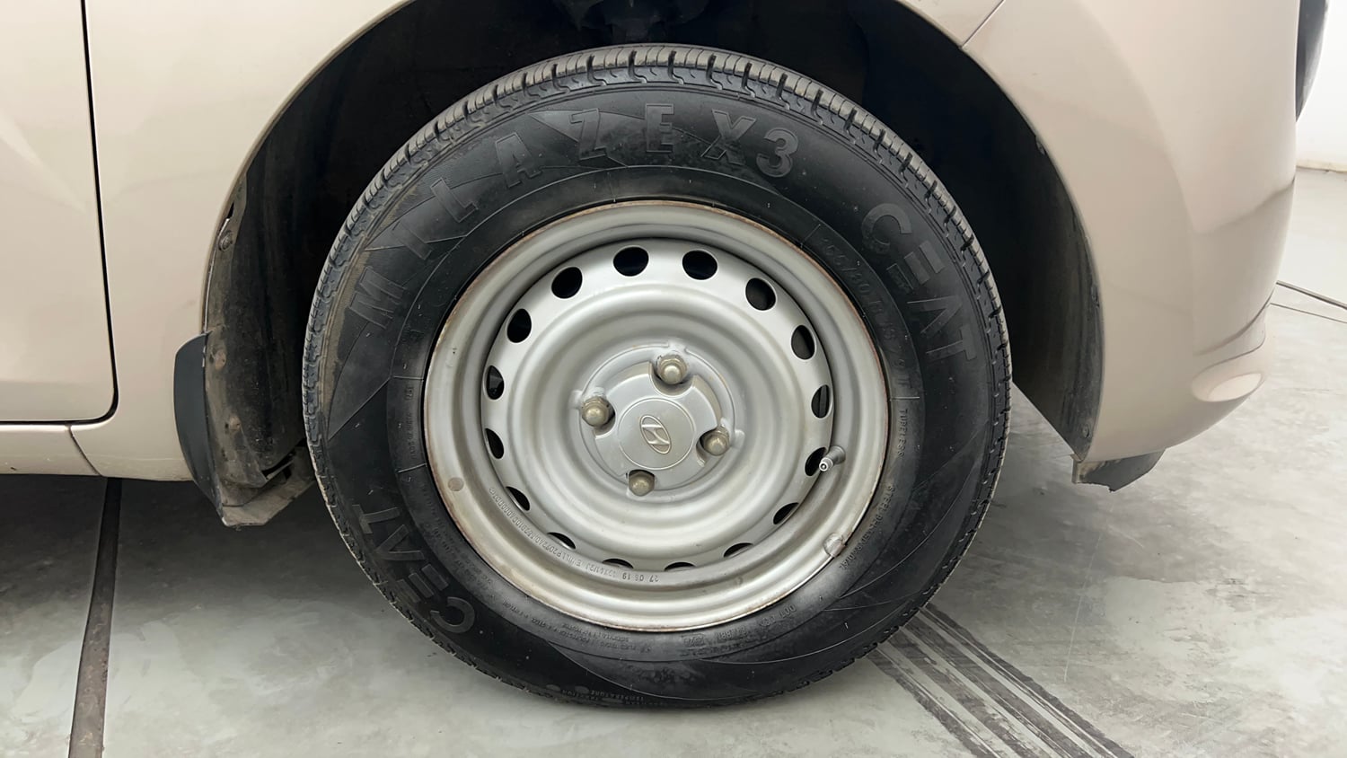 Used 2019 Hyundai Santro Era Executive Petrol Manual tyres RIGHT FRONT TYRE RIM VIEW