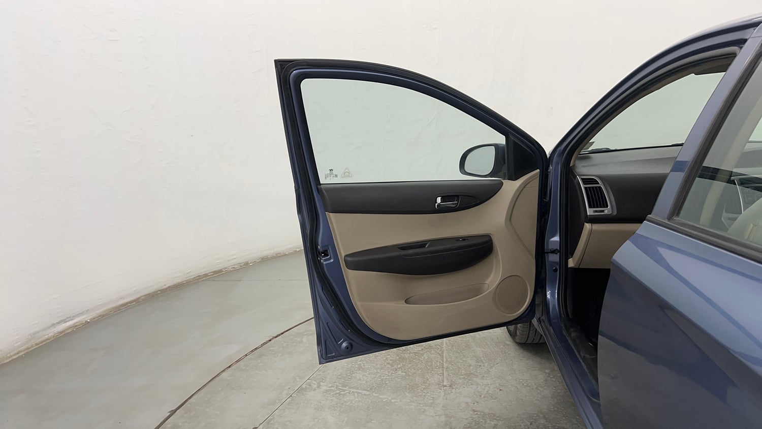 Used 2014 Hyundai i20 Asta 1.2 Petrol Manual interior LEFT FRONT DOOR OPEN VIEW
