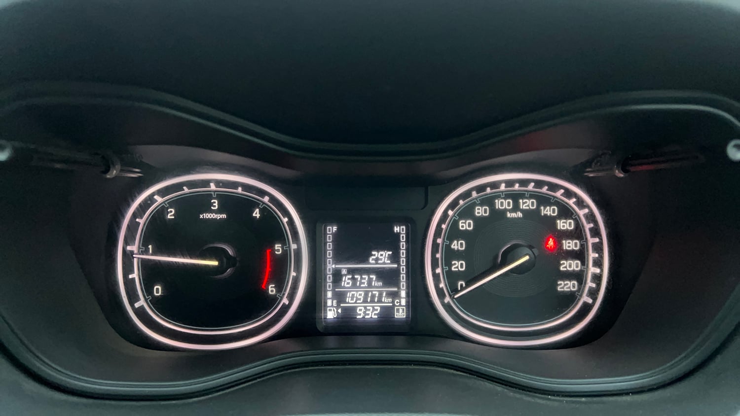 Used 2018 Maruti Suzuki Vitara Brezza [2016-2020] ZDi Plus Diesel Manual interior CLUSTERMETER VIEW