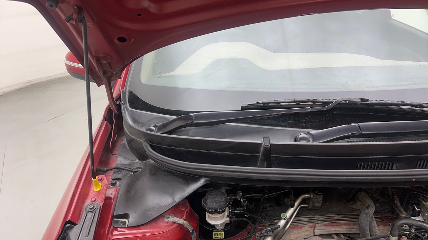 Used 2016 Hyundai Elite i20 Sportz 1.2 Petrol Manual engine ENGINE RIGHT SIDE HINGE & APRON VIEW