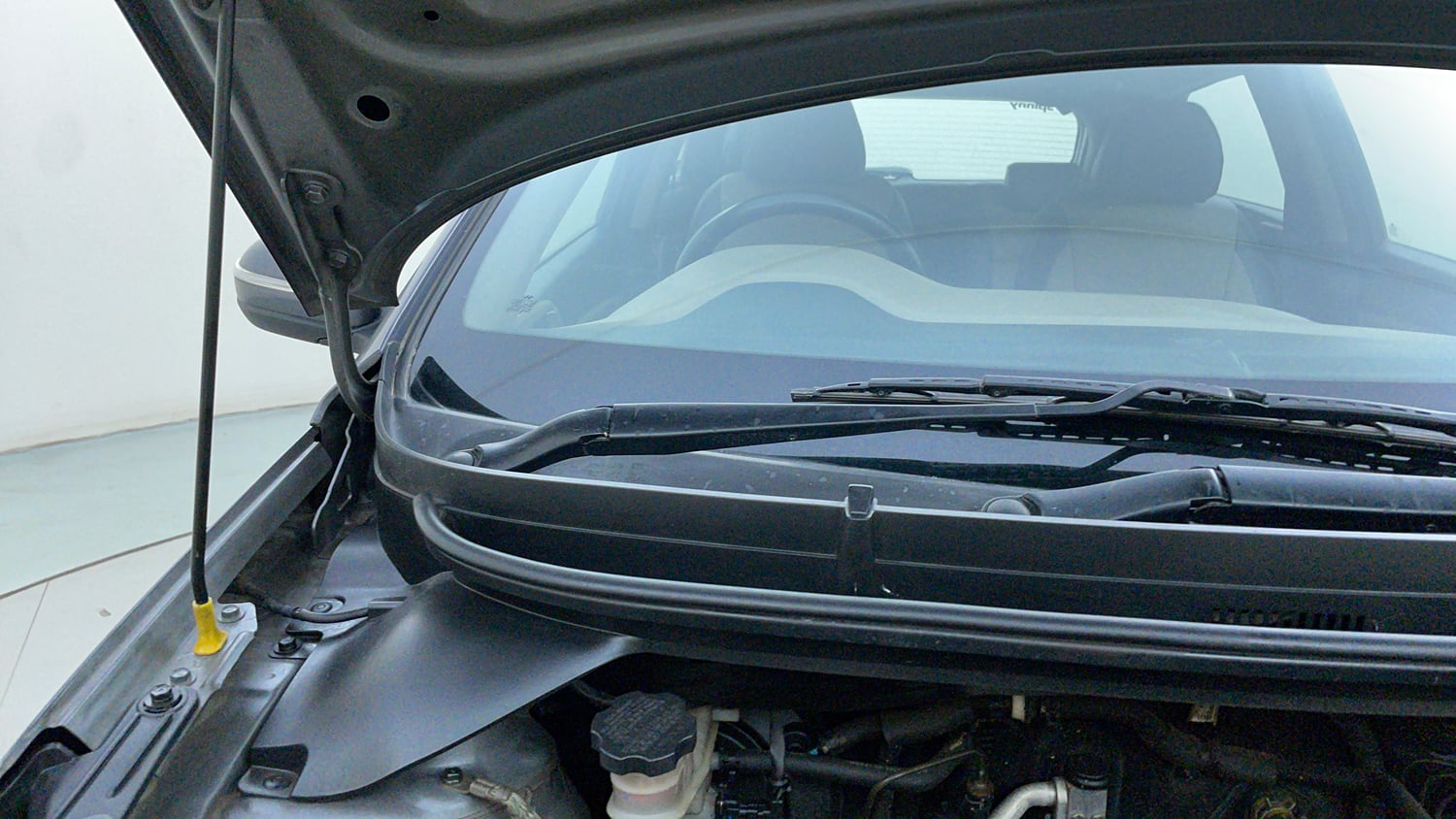 Used 2014 Hyundai Elite i20 Asta 1.2 Petrol Manual engine ENGINE RIGHT SIDE HINGE & APRON VIEW