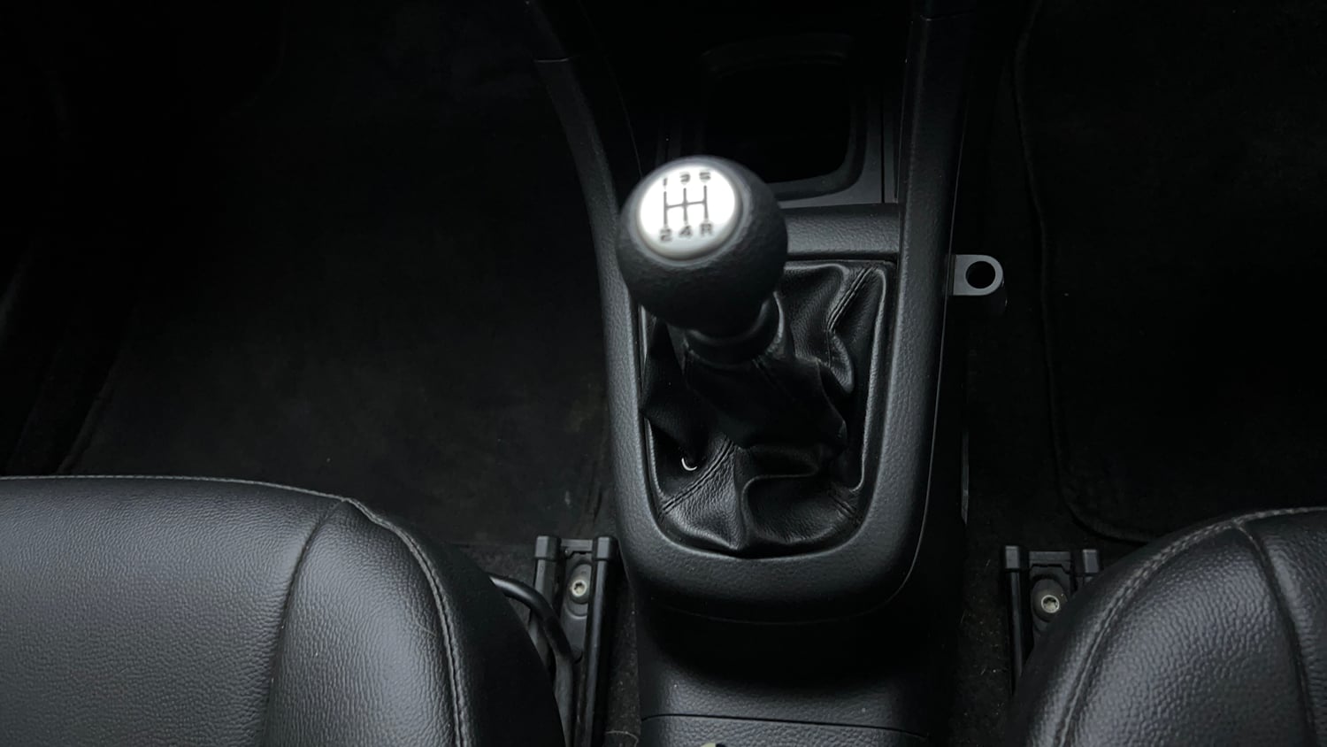 Used 2015 Maruti Suzuki Swift VXi Petrol Manual interior GEAR  KNOB VIEW