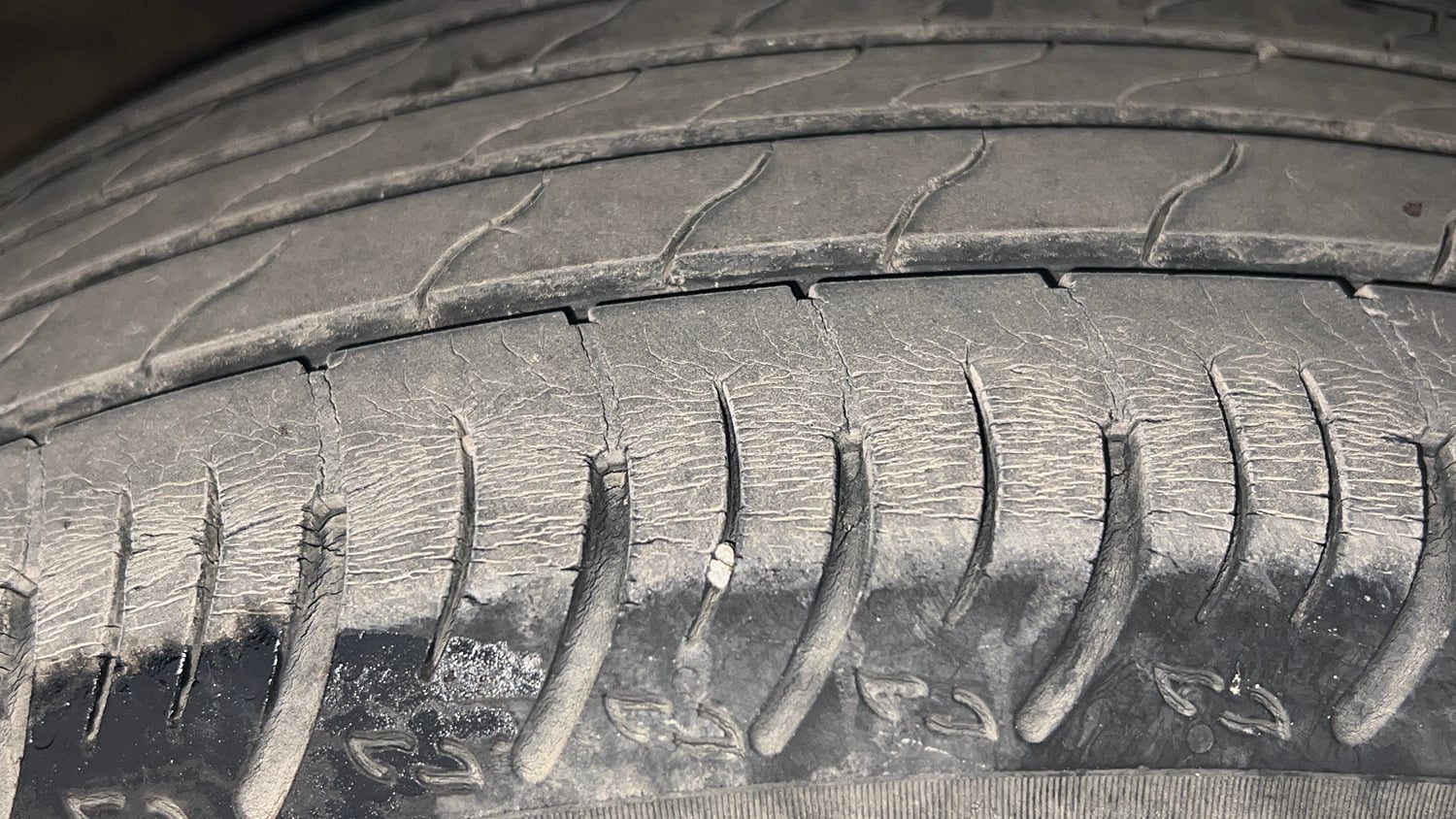Used 2022 Maruti Suzuki XL6 Alpha Plus AT Petrol Petrol Automatic tyres LEFT FRONT TYRE TREAD VIEW