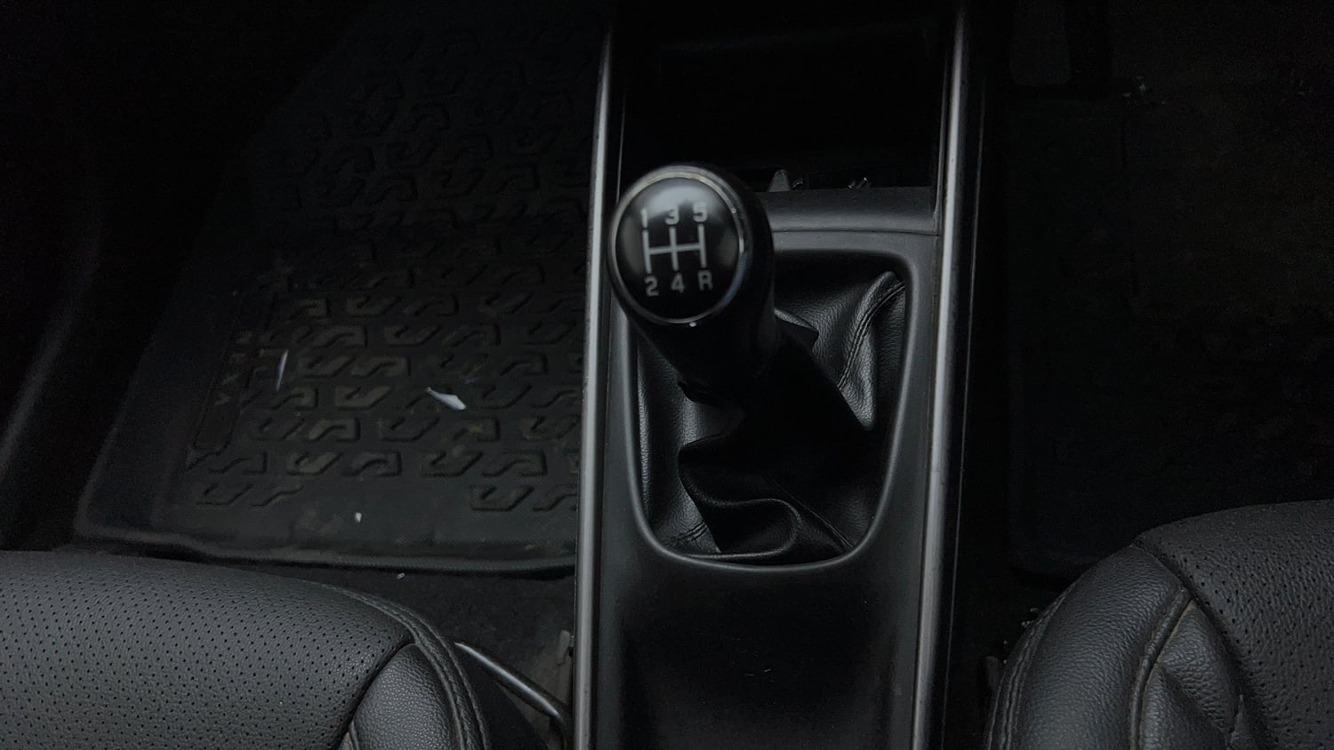 Used 2019 Maruti Suzuki Baleno Zeta 1.2 Petrol Manual interior GEAR  KNOB VIEW