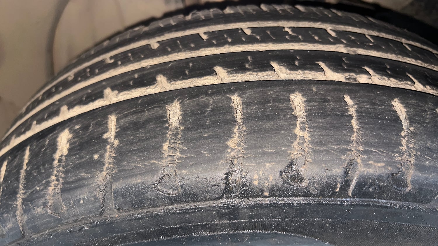 Used 2018 Tata Tiago Revotron XTA Petrol Automatic tyres LEFT FRONT TYRE TREAD VIEW