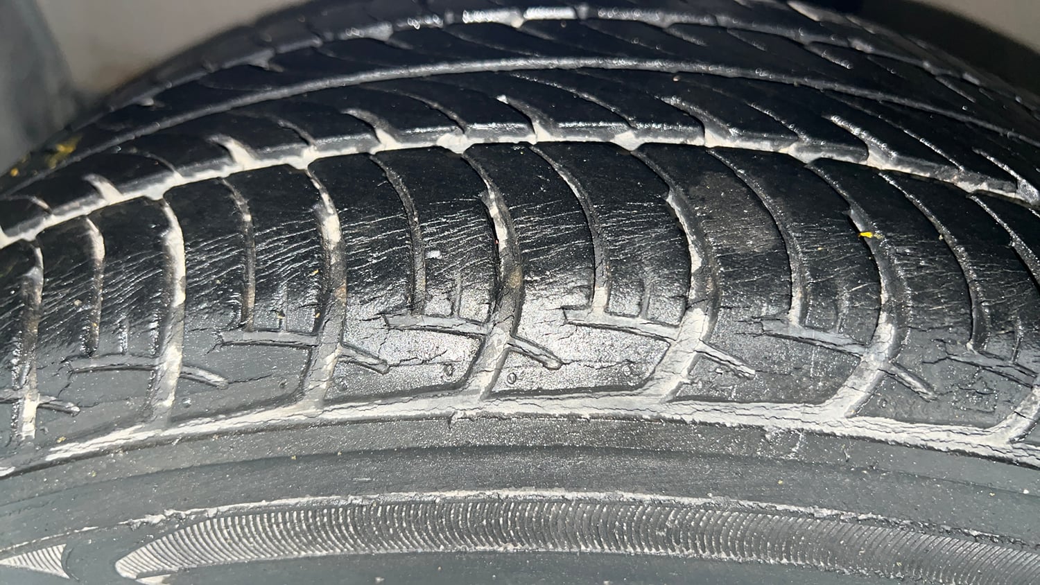 Used 2014 Maruti Suzuki Celerio VXi AMT Petrol Automatic tyres LEFT FRONT TYRE TREAD VIEW
