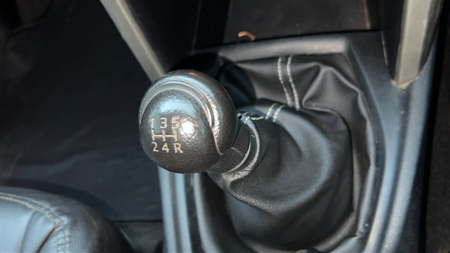 Used 2018 Toyota Innova Crysta 2.4 G 7 STR Diesel Manual interior GEAR  KNOB VIEW