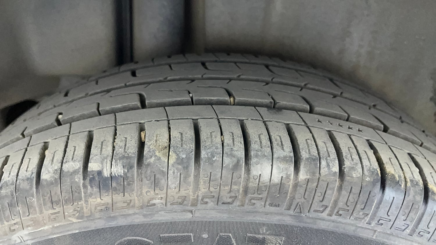 Used 2017 Maruti Suzuki Ciaz Alpha 1.4 AT Petrol Automatic tyres RIGHT REAR TYRE TREAD VIEW