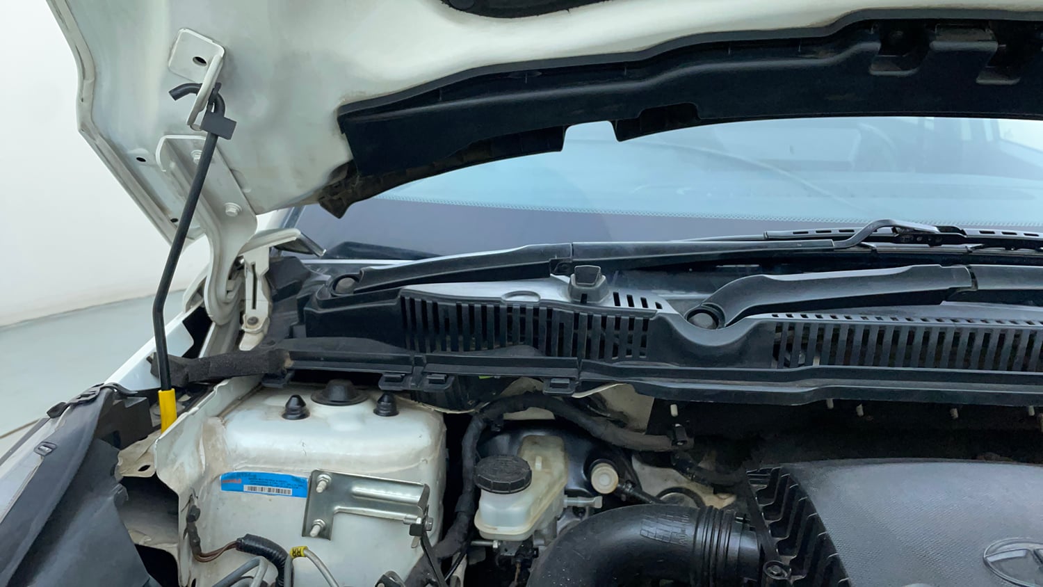 Used 2022 Tata Nexon XMA (S) Petrol Automatic engine ENGINE RIGHT SIDE HINGE & APRON VIEW