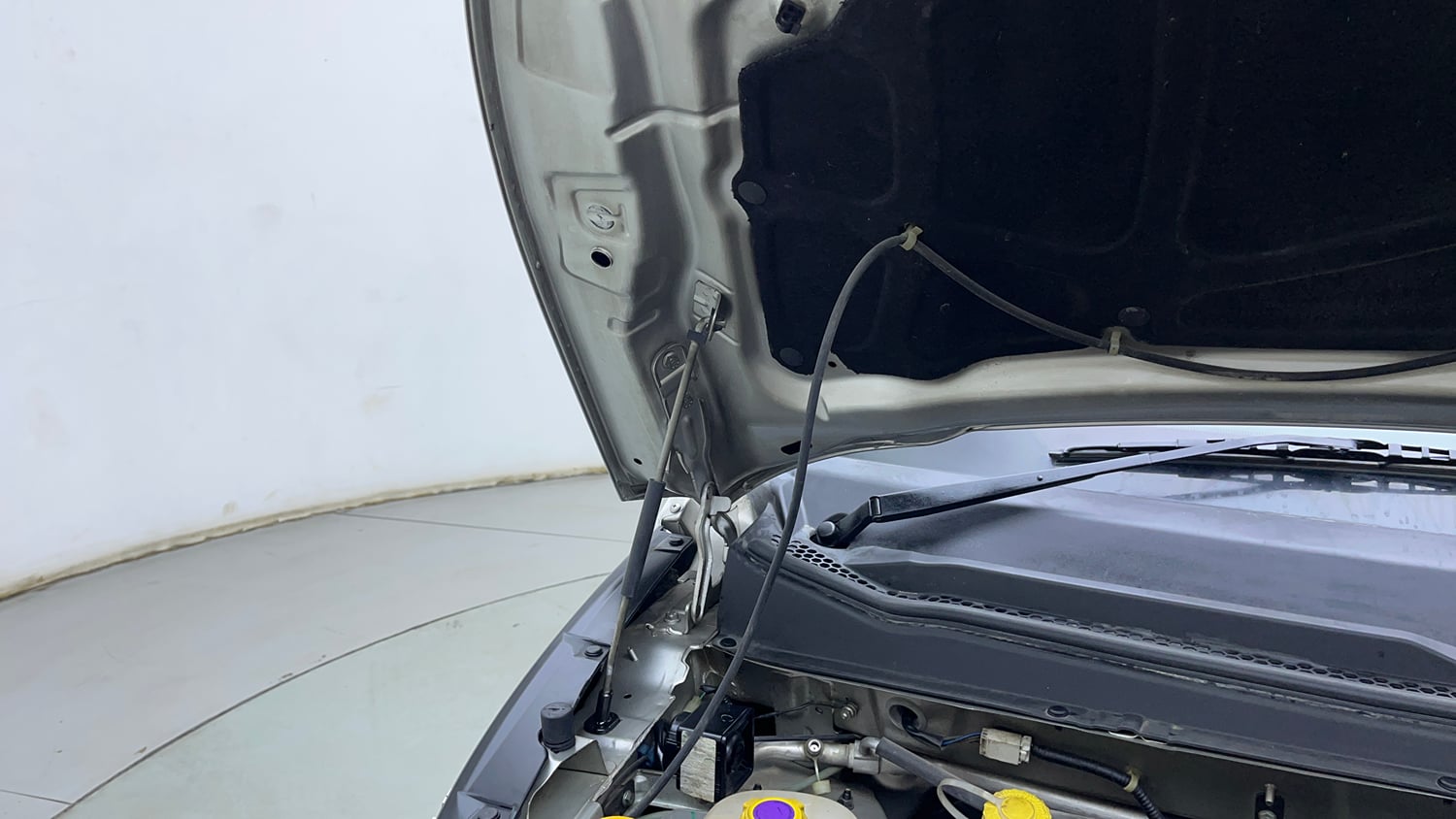 Used 2019 Mahindra KUV100 NXT K8 6 STR Dual Tone Petrol Manual engine ENGINE RIGHT SIDE HINGE & APRON VIEW
