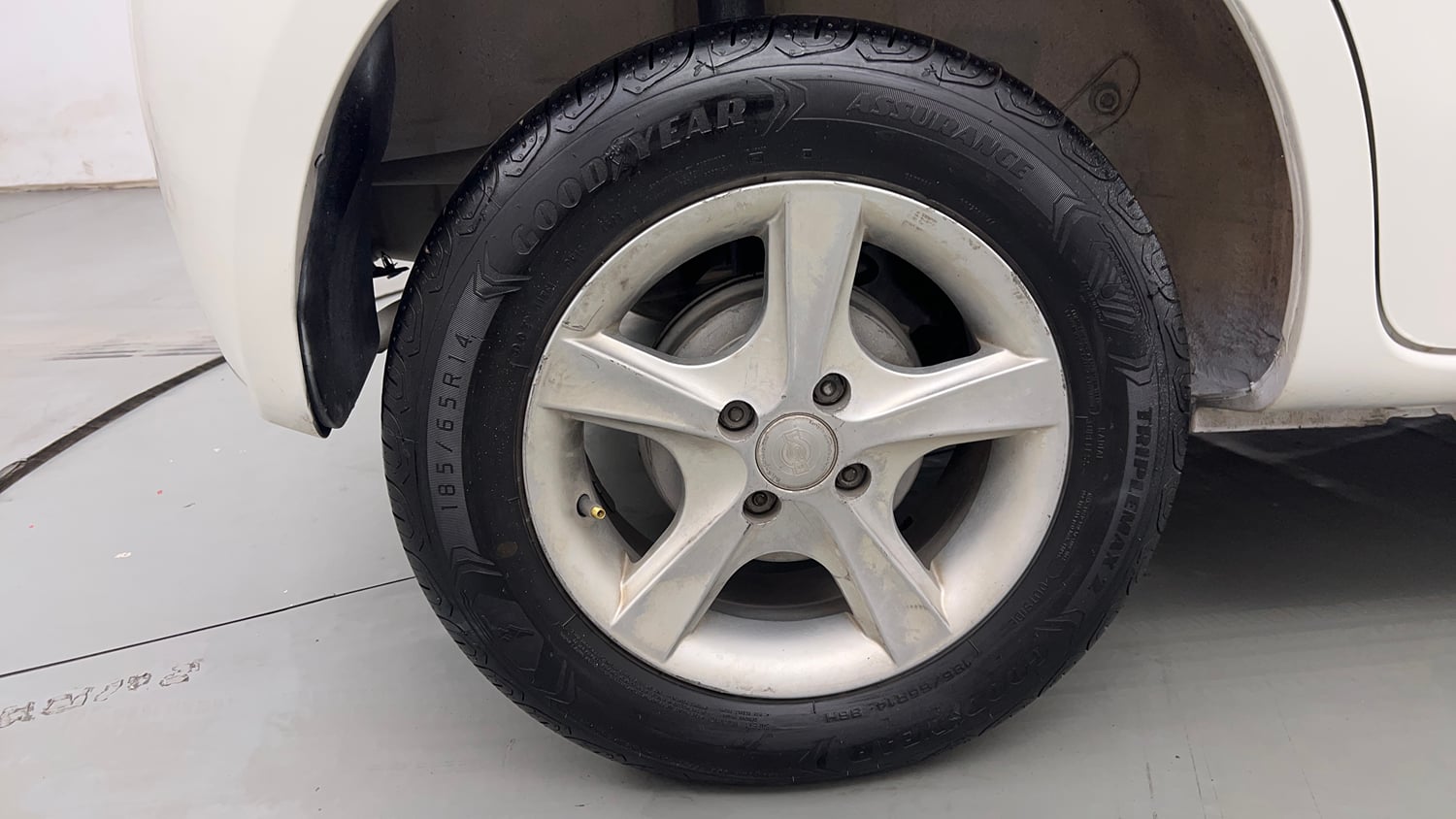 Used 2015 Toyota Etios Liva G Petrol Manual tyres RIGHT REAR TYRE RIM VIEW