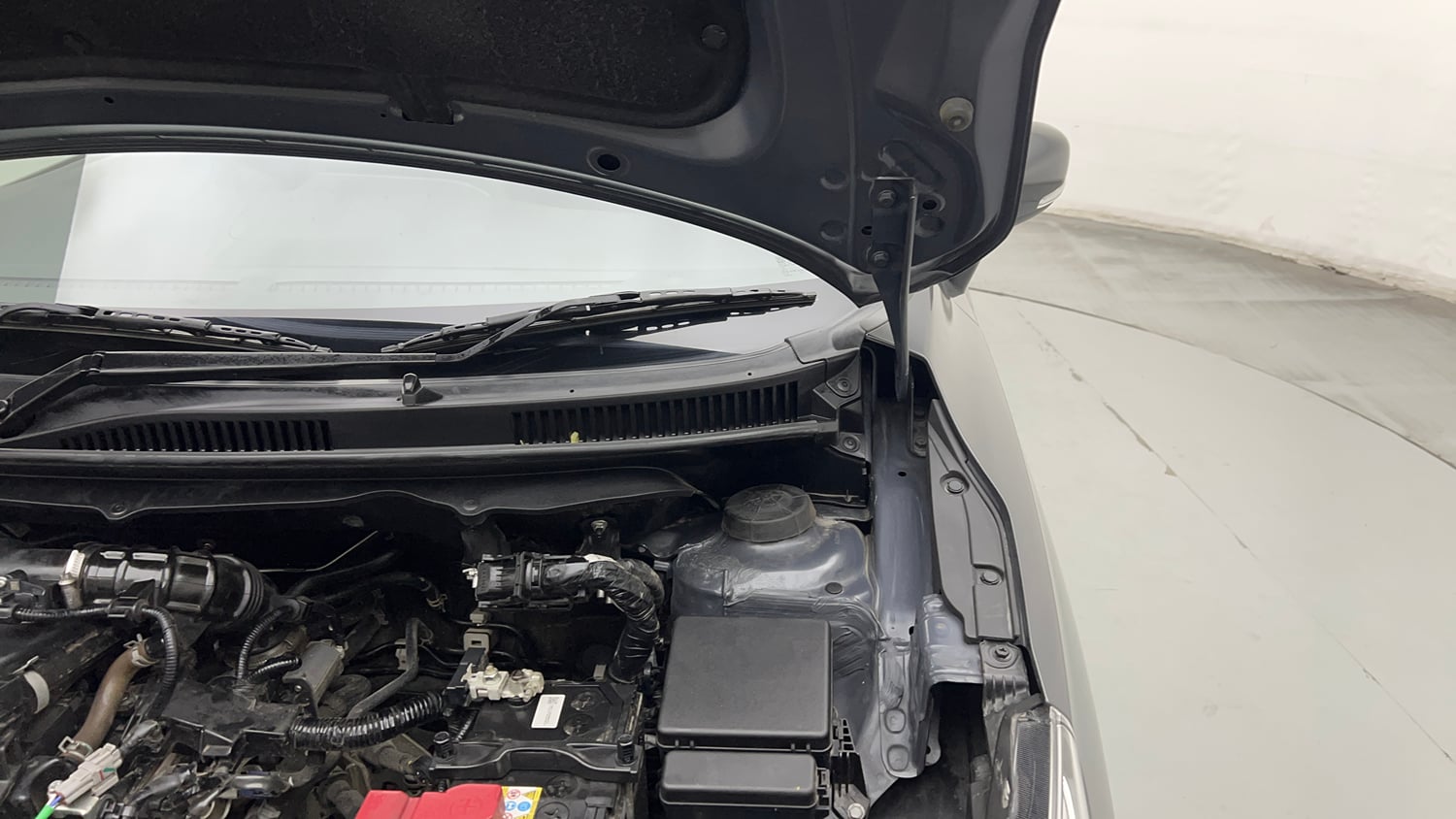 Used 2025 Maruti Suzuki Baleno Delta MT Petrol Manual engine ENGINE LEFT SIDE HINGE & APRON VIEW