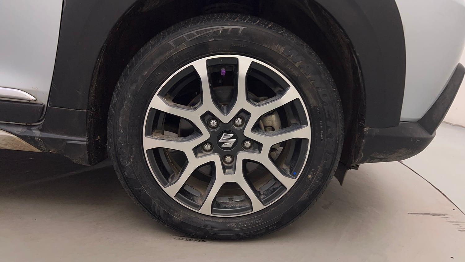 Used 2023 Maruti Suzuki XL6 Alpha MT Petrol Petrol Manual tyres RIGHT FRONT TYRE RIM VIEW