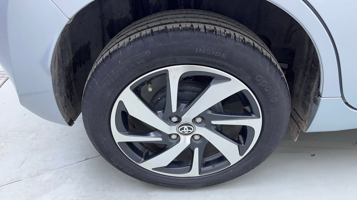 Used 2024 Toyota Glanza V Petrol Manual tyres RIGHT REAR TYRE RIM VIEW