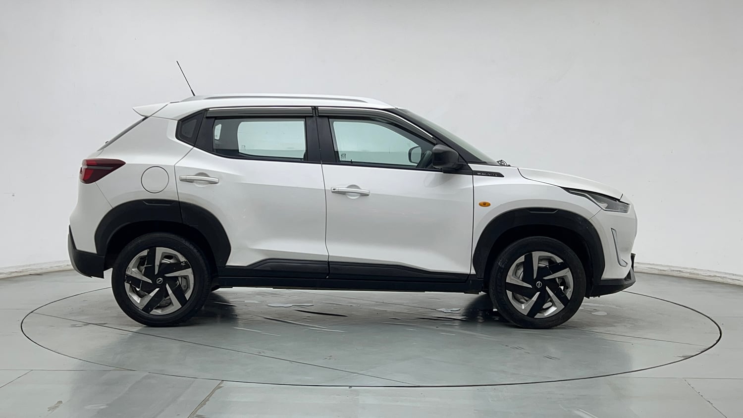 Used 2022 Nissan Magnite XE Petrol Manual exterior RIGHT SIDE VIEW