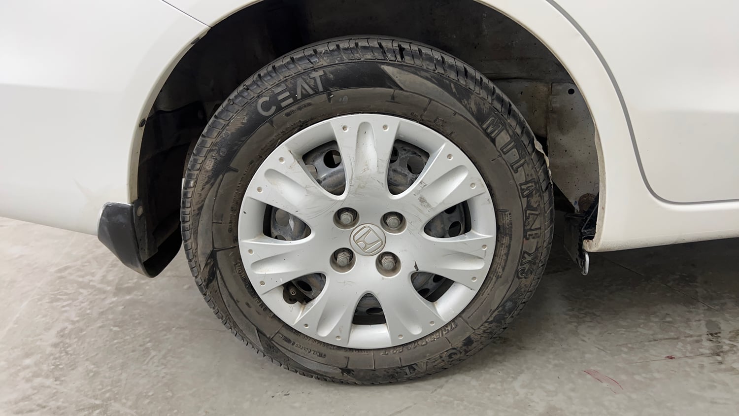 Used 2015 Honda Amaze 1.2 S i-VTEC Petrol Manual tyres RIGHT REAR TYRE RIM VIEW