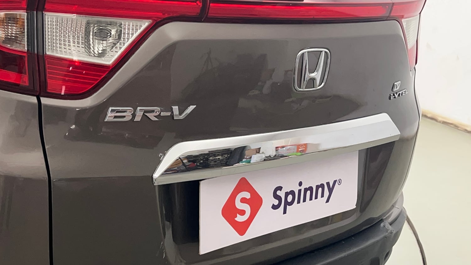 Used 2017 Honda BR-V V CVT Petrol Petrol Automatic dents MINOR DENT