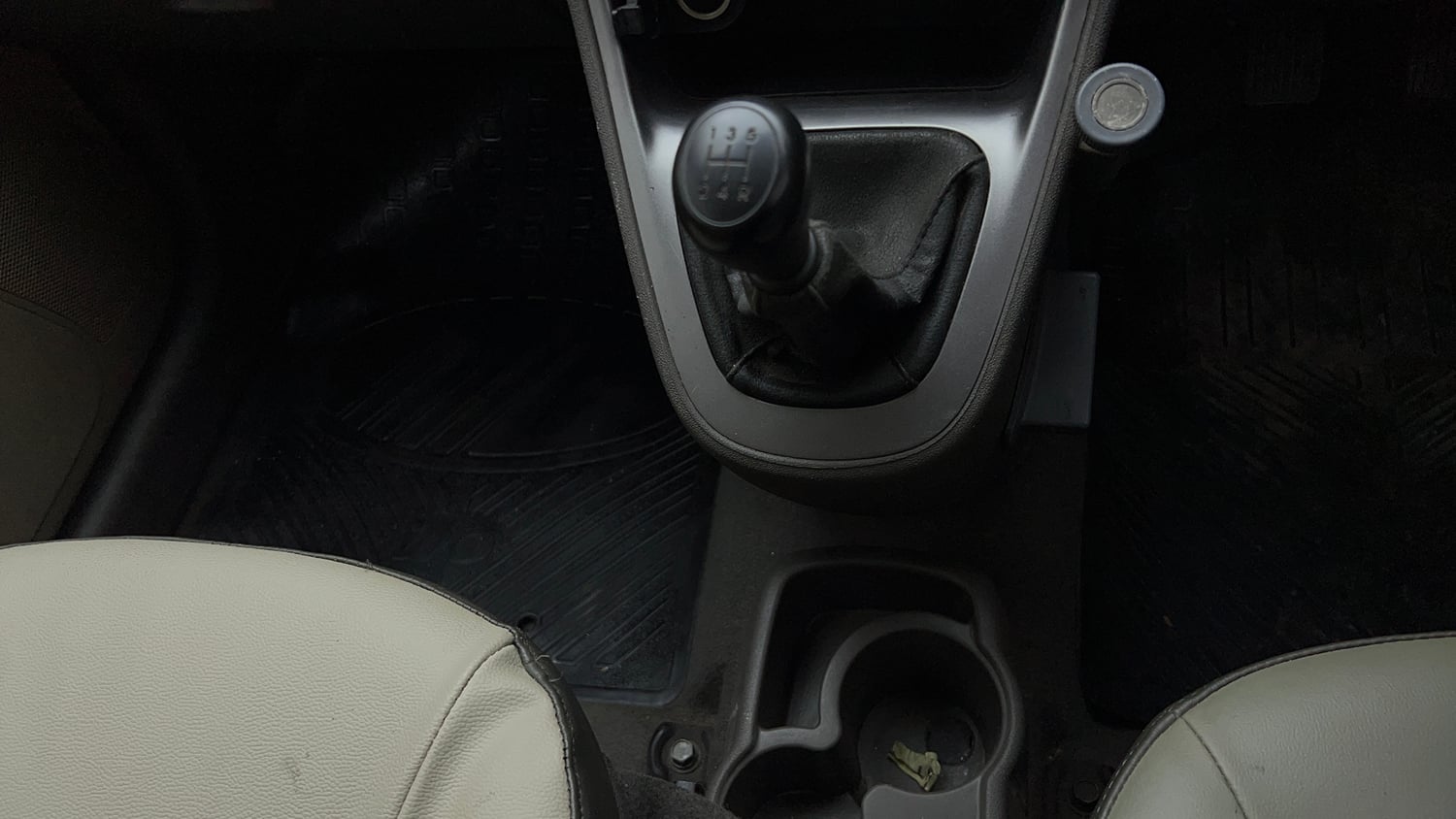 Used 2015 Hyundai i10 Magna 1.1 iRDE2 Petrol Manual interior GEAR  KNOB VIEW