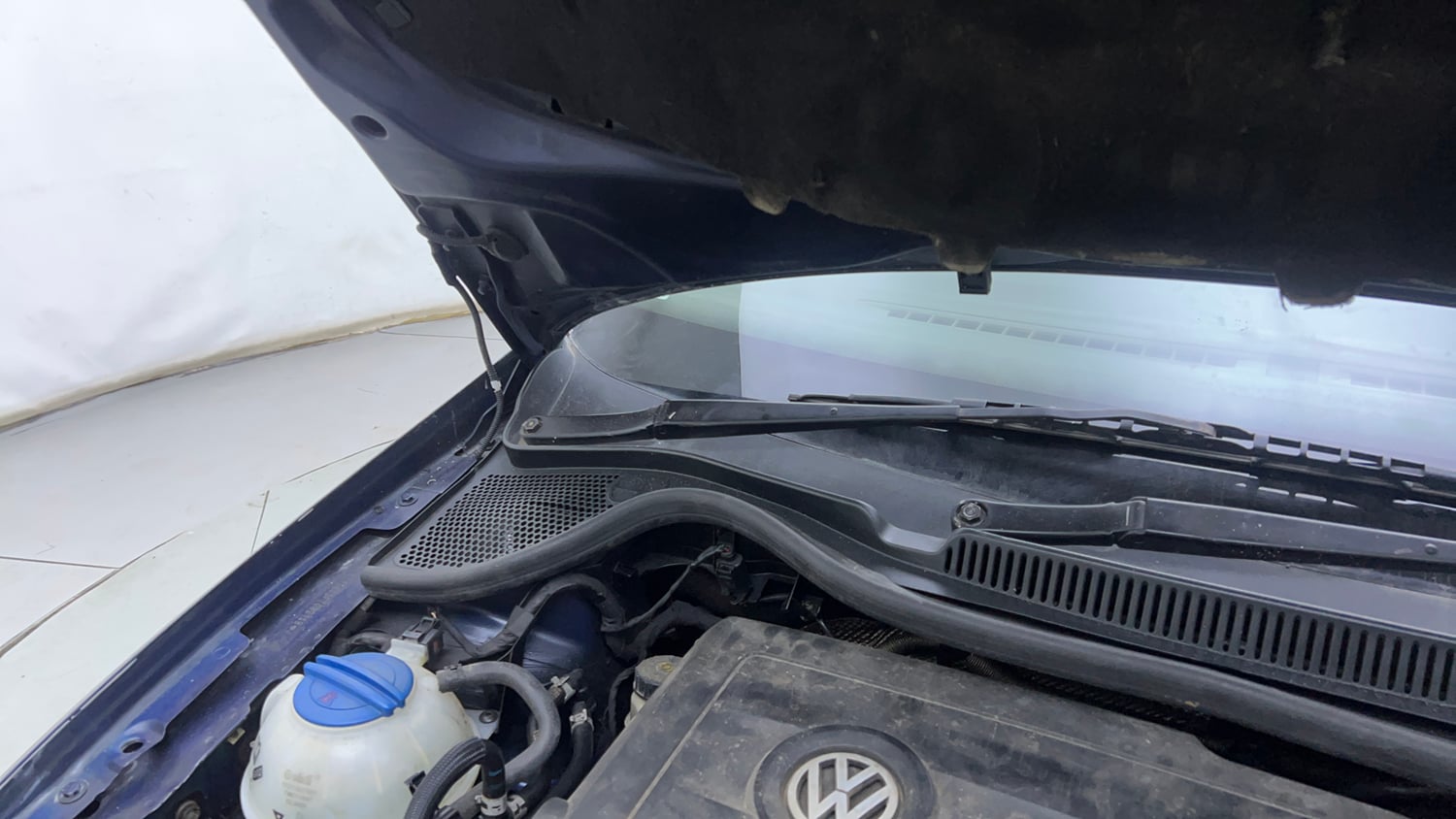 Used 2015 Volkswagen Vento Highline Diesel Diesel Manual engine ENGINE RIGHT SIDE HINGE & APRON VIEW