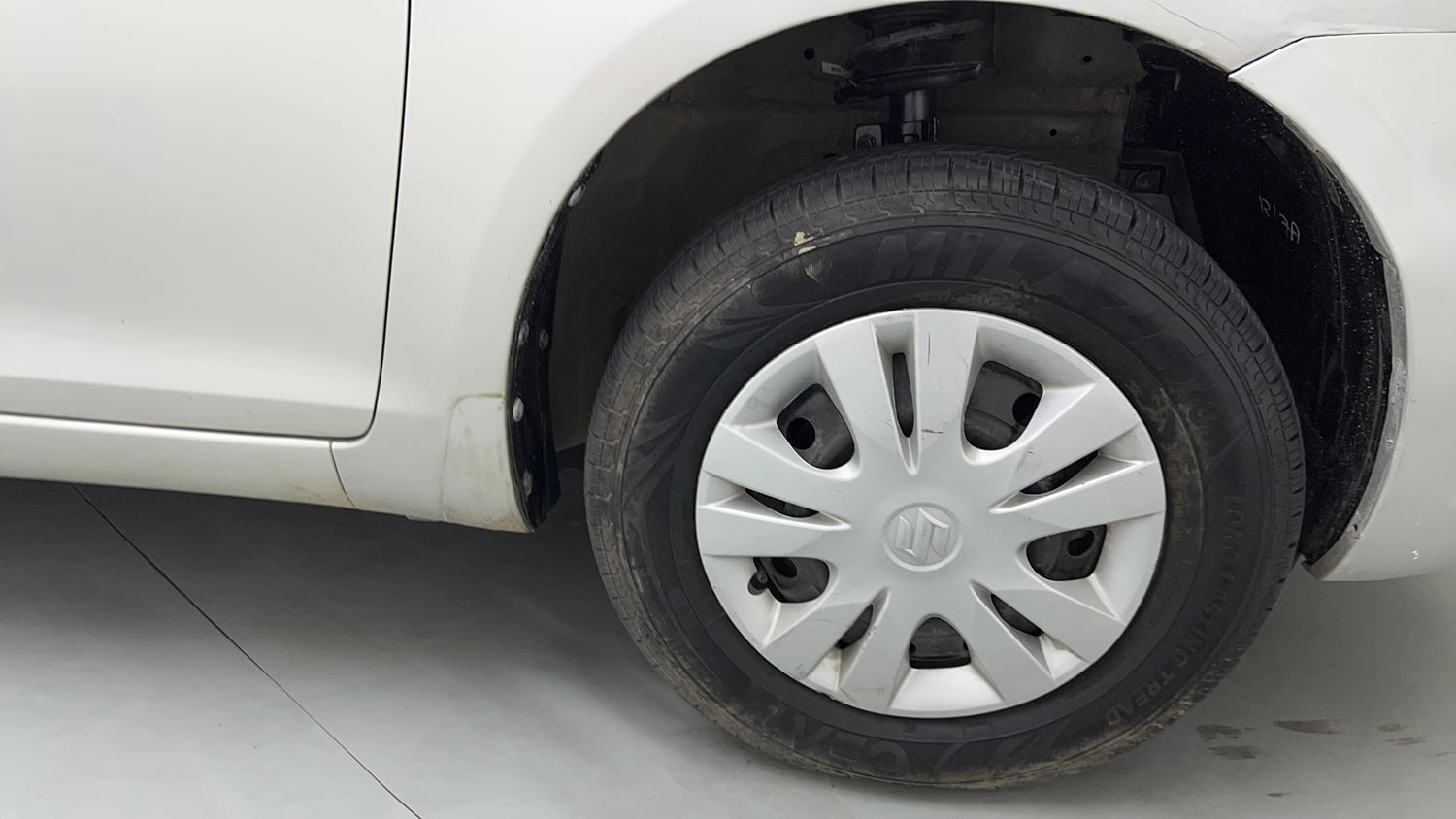 Used 2015 Maruti Suzuki Swift VXi Petrol Manual tyres RIGHT FRONT TYRE RIM VIEW