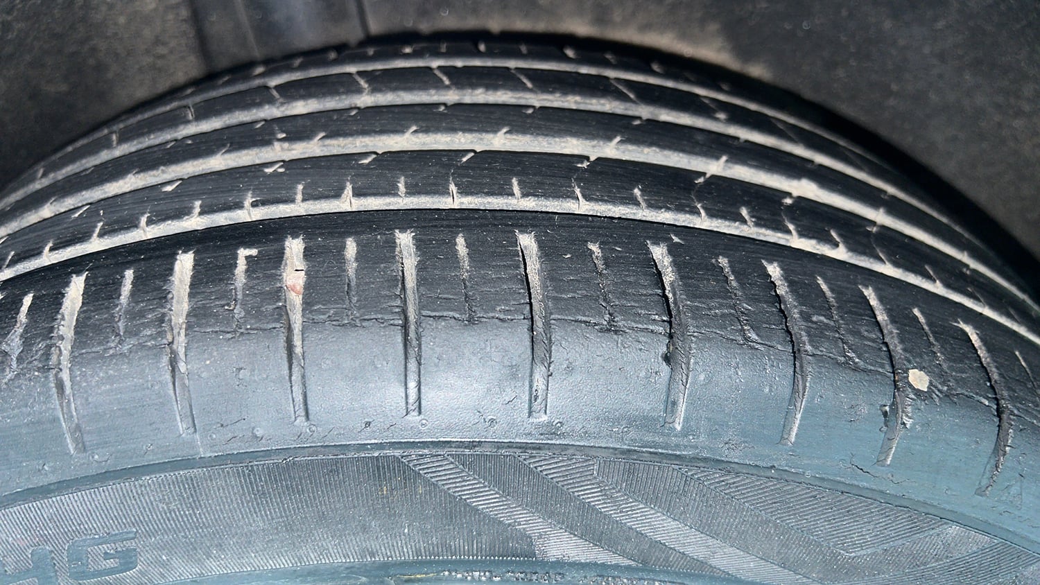 Used 2016 Maruti Suzuki Baleno Zeta 1.2 AT Petrol Automatic tyres RIGHT REAR TYRE TREAD VIEW