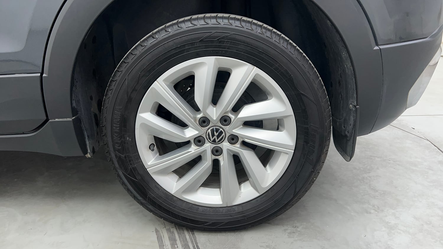 Used 2022 Volkswagen Taigun Highline 1.0 TSI AT Petrol Automatic tyres LEFT REAR TYRE RIM VIEW