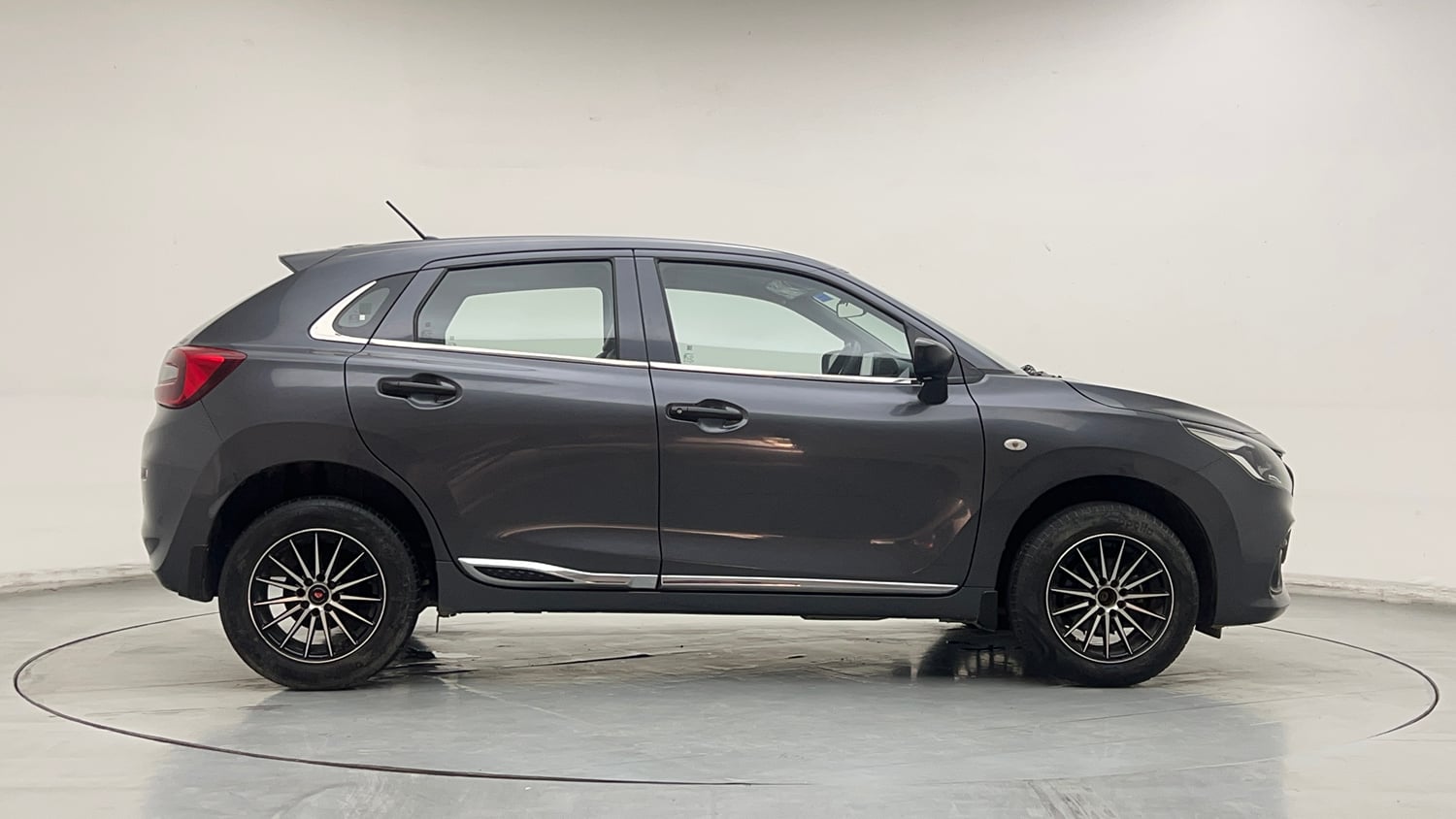Used 2023 Maruti Suzuki Baleno Sigma MT Petrol Manual exterior RIGHT SIDE VIEW
