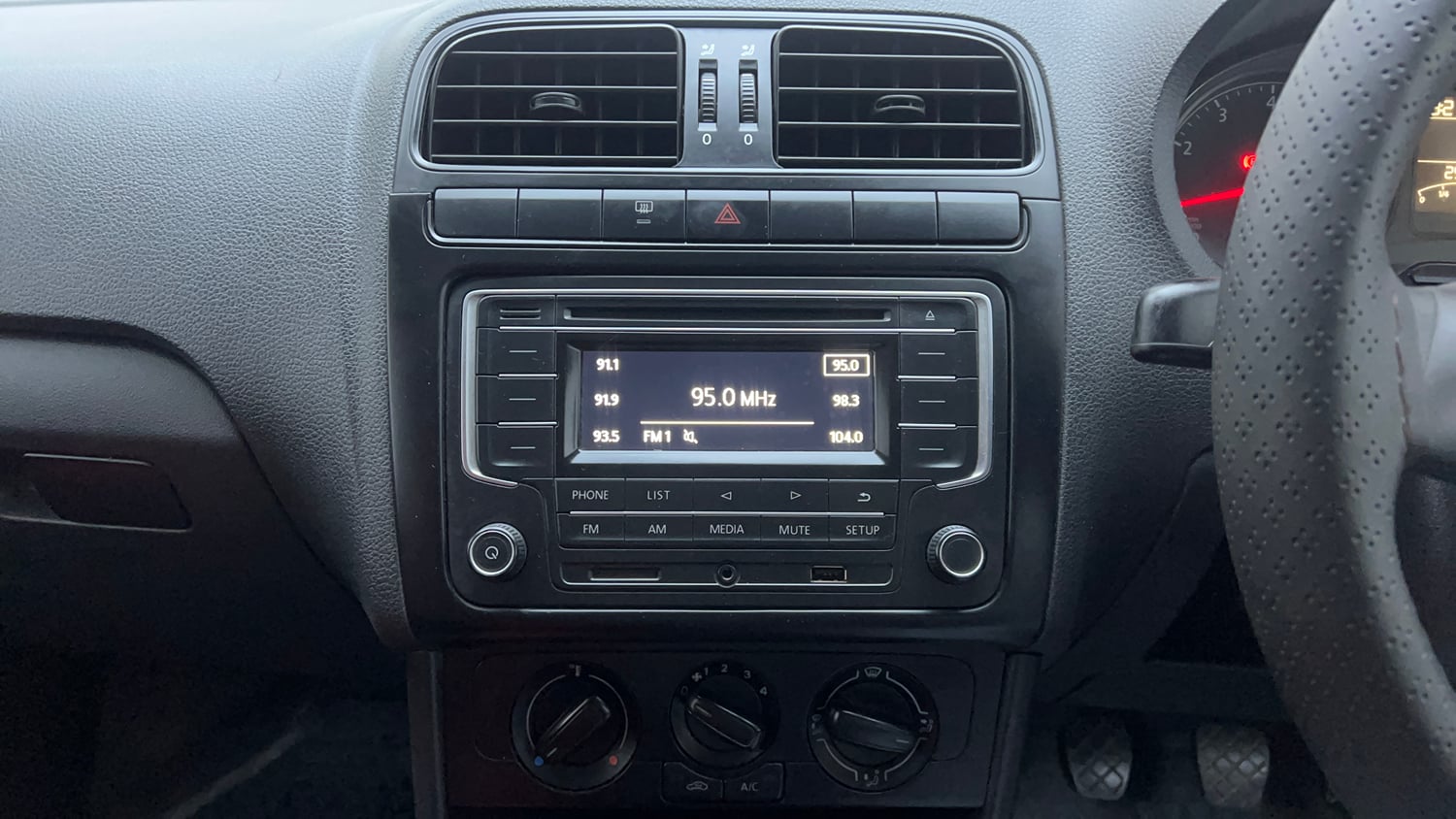 Used 2021 Volkswagen Polo Comfortline 1.0L MPI Petrol Manual interior MUSIC SYSTEM & AC CONTROL VIEW