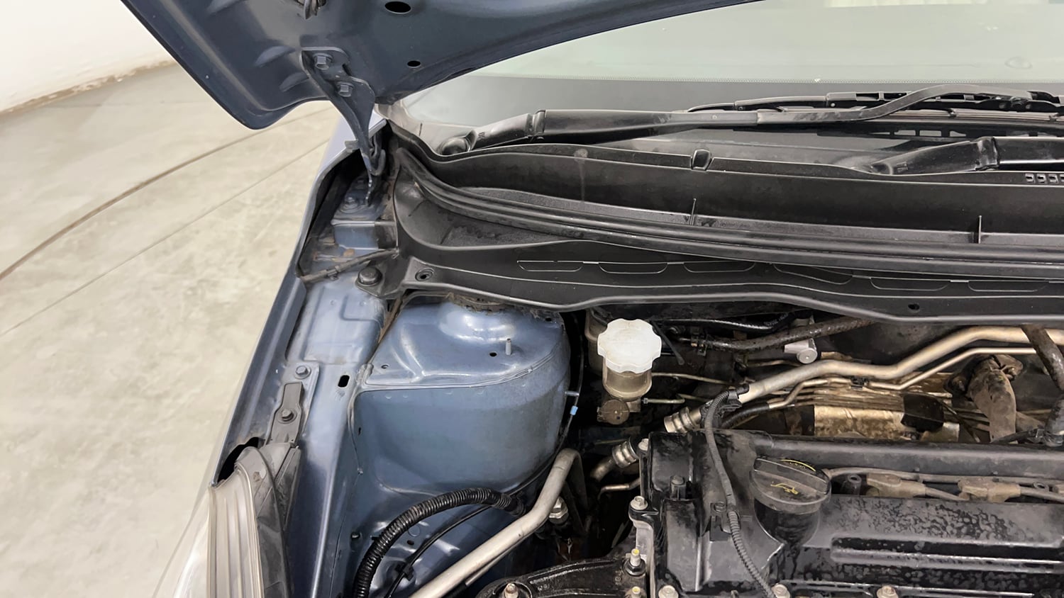 Used 2014 Hyundai i20 Asta 1.2 Petrol Manual engine ENGINE RIGHT SIDE HINGE & APRON VIEW
