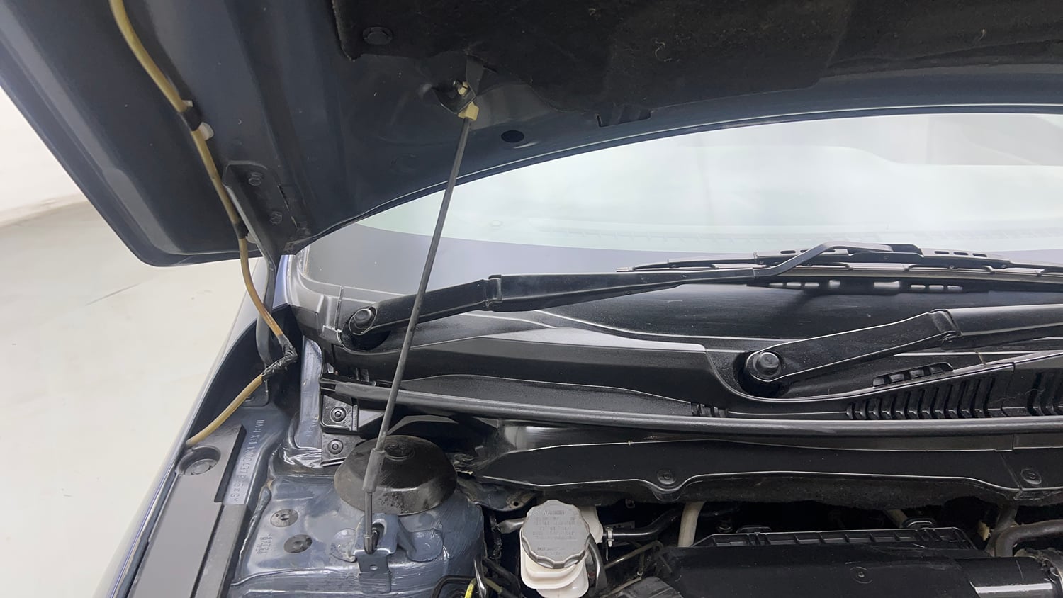 Used 2021 Maruti Suzuki Ciaz Zeta 1.5 Petrol Manual engine ENGINE RIGHT SIDE HINGE & APRON VIEW