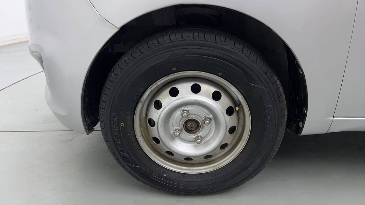 Used 2015 Hyundai i10 Magna 1.1 iRDE2 Petrol Manual tyres LEFT FRONT TYRE RIM VIEW
