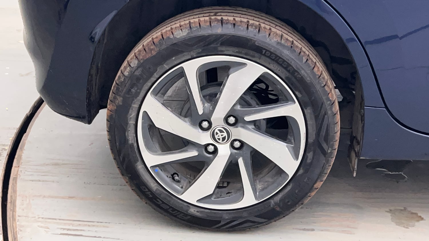 Used 2025 Toyota Glanza V AMT Petrol Automatic tyres RIGHT REAR TYRE RIM VIEW