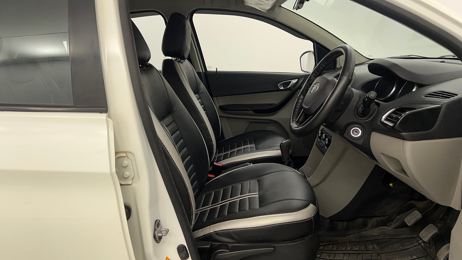 Used 2018 Tata Tiago Revotron XZ Petrol Manual interior RIGHT SIDE FRONT DOOR CABIN VIEW