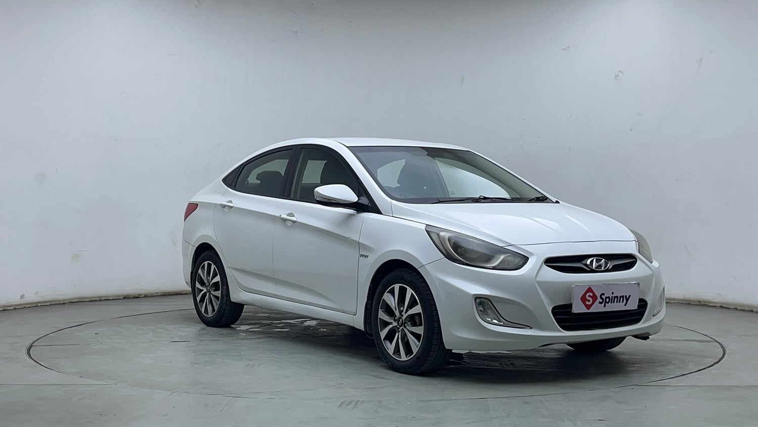 Used 2015 Hyundai Verna Fluidic 1.6 VTVT SX Petrol Manual exterior RIGHT FRONT CORNER VIEW