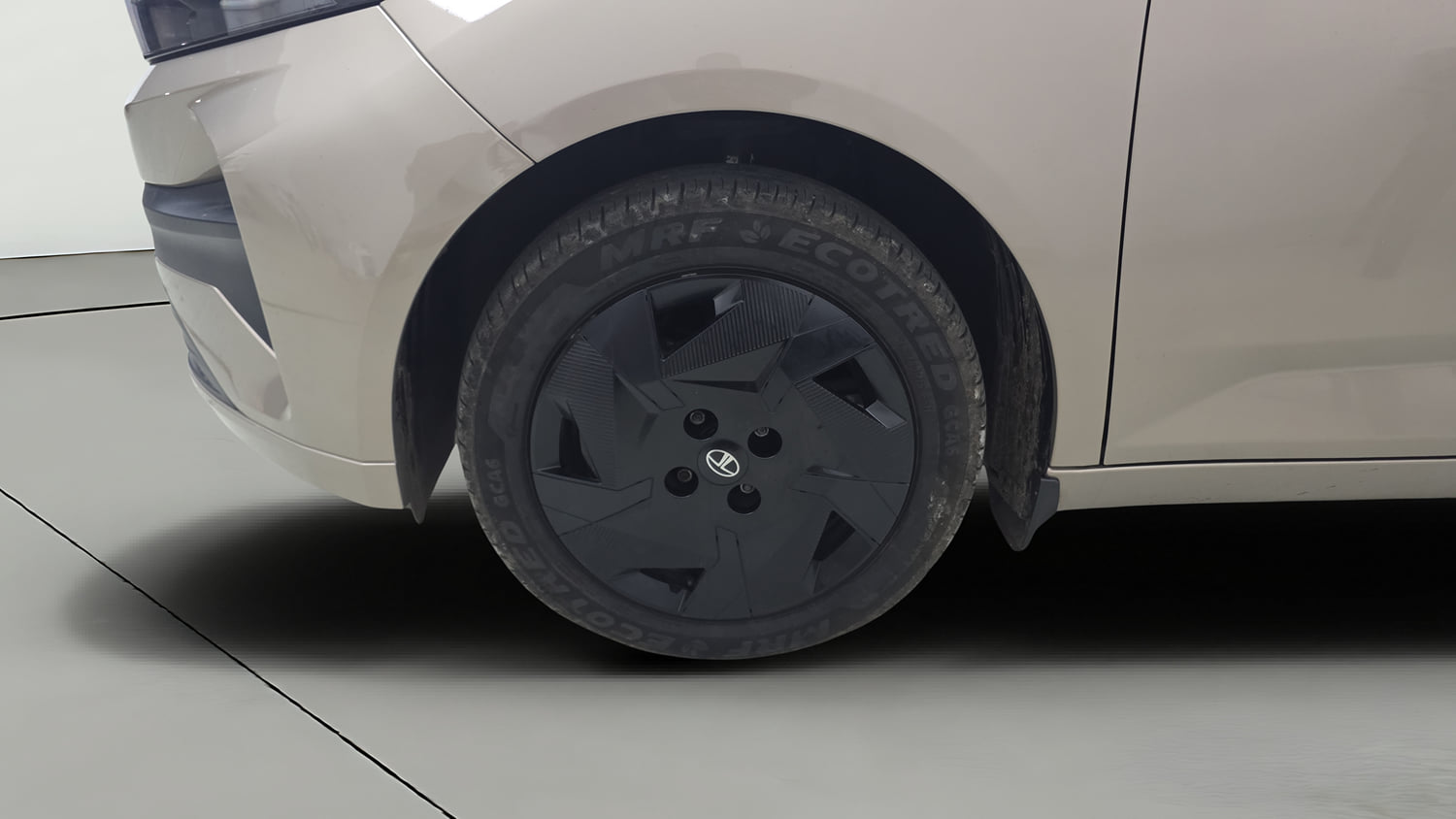Used 2025 Tata Altroz Creative S Petrol 6DCT Petrol Automatic tyres LEFT FRONT TYRE RIM VIEW