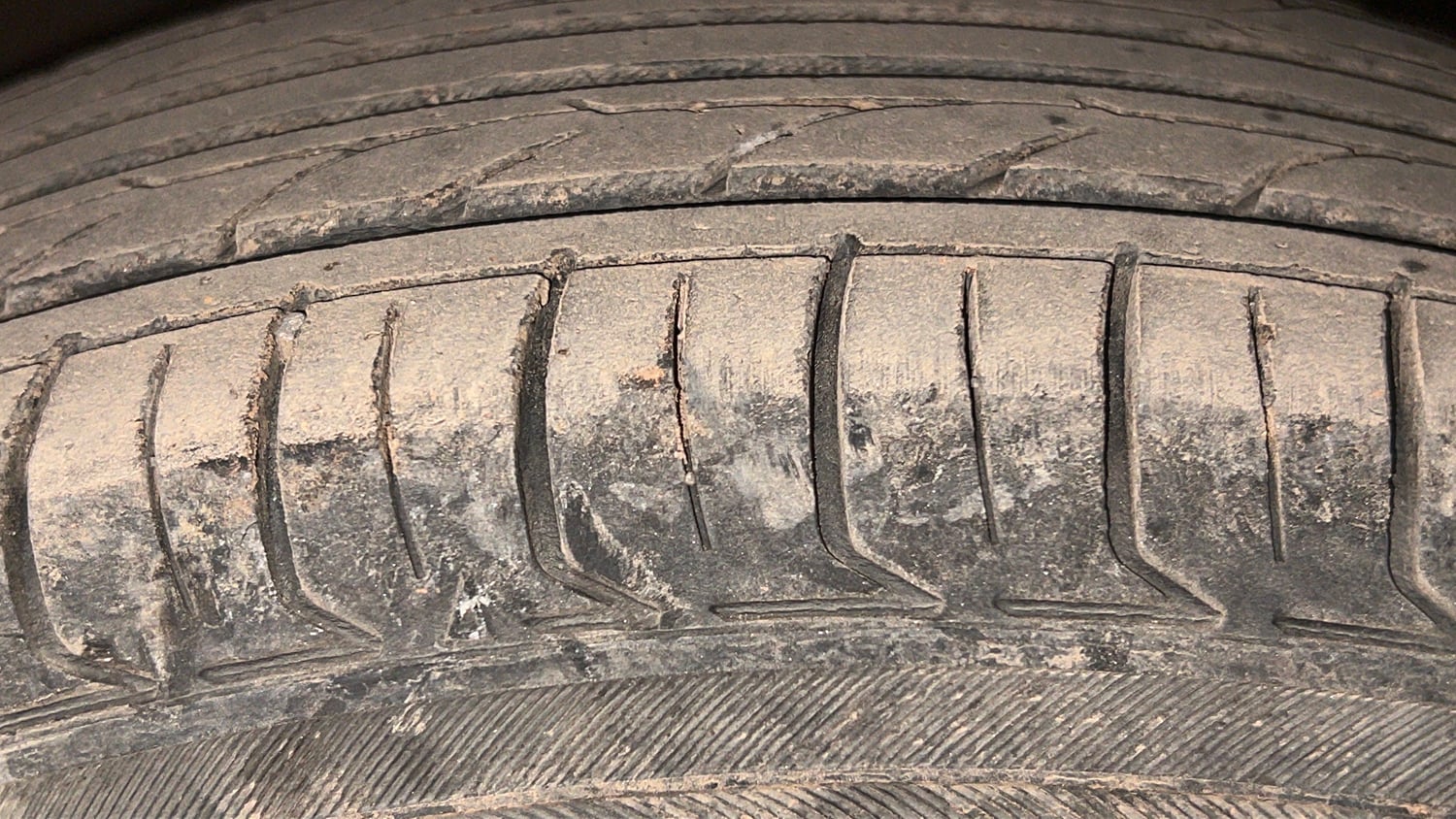 Used 2014 Hyundai Grand i10 Sportz 1.2 Kappa VTVT Petrol Manual tyres LEFT FRONT TYRE TREAD VIEW