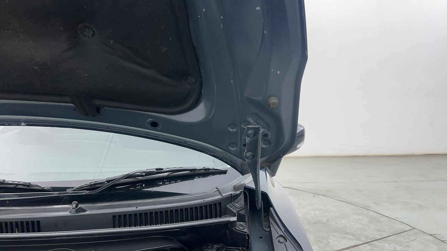 Used 2023 Maruti Suzuki Baleno Zeta AGS Petrol Automatic engine ENGINE LEFT SIDE HINGE & APRON VIEW