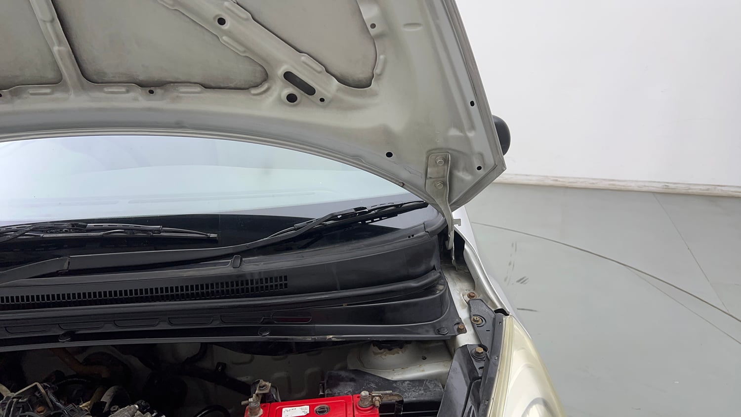 Used 2015 Hyundai i10 Magna 1.1 iRDE2 Petrol Manual engine ENGINE LEFT SIDE HINGE & APRON VIEW
