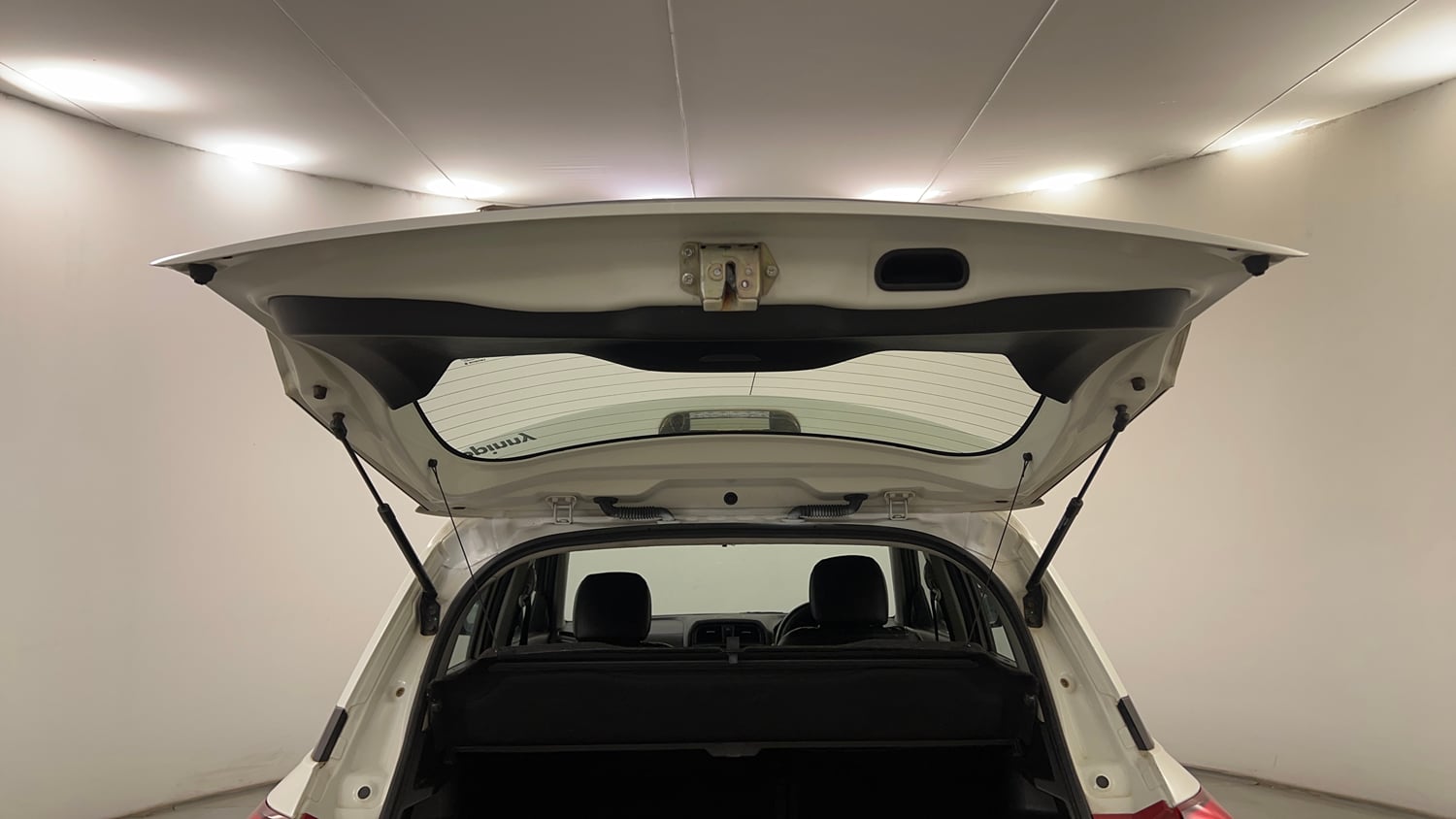Used 2019 Maruti Suzuki Vitara Brezza [2016-2020] ZDi Plus Diesel Manual interior DICKY DOOR OPEN VIEW