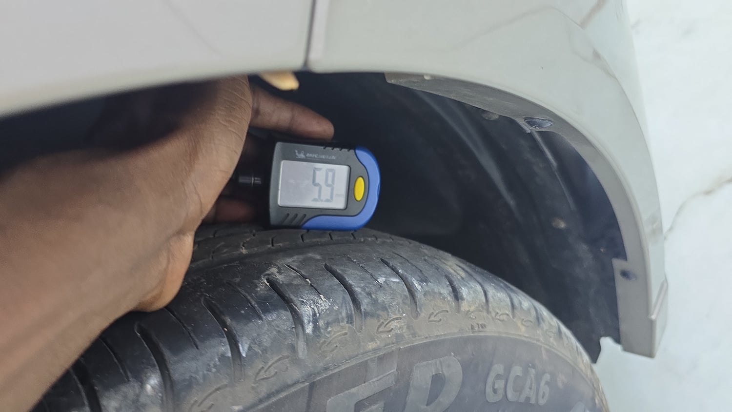 Used 2025 Tata Altroz Creative S Petrol 6DCT Petrol Automatic tyres RIGHT FRONT TYRE TREAD VIEW